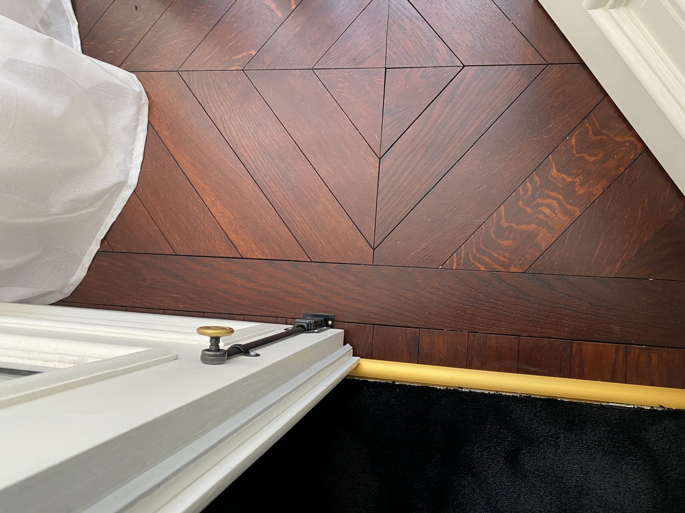 Parquet en chêne posé en diagonale, détail de finition