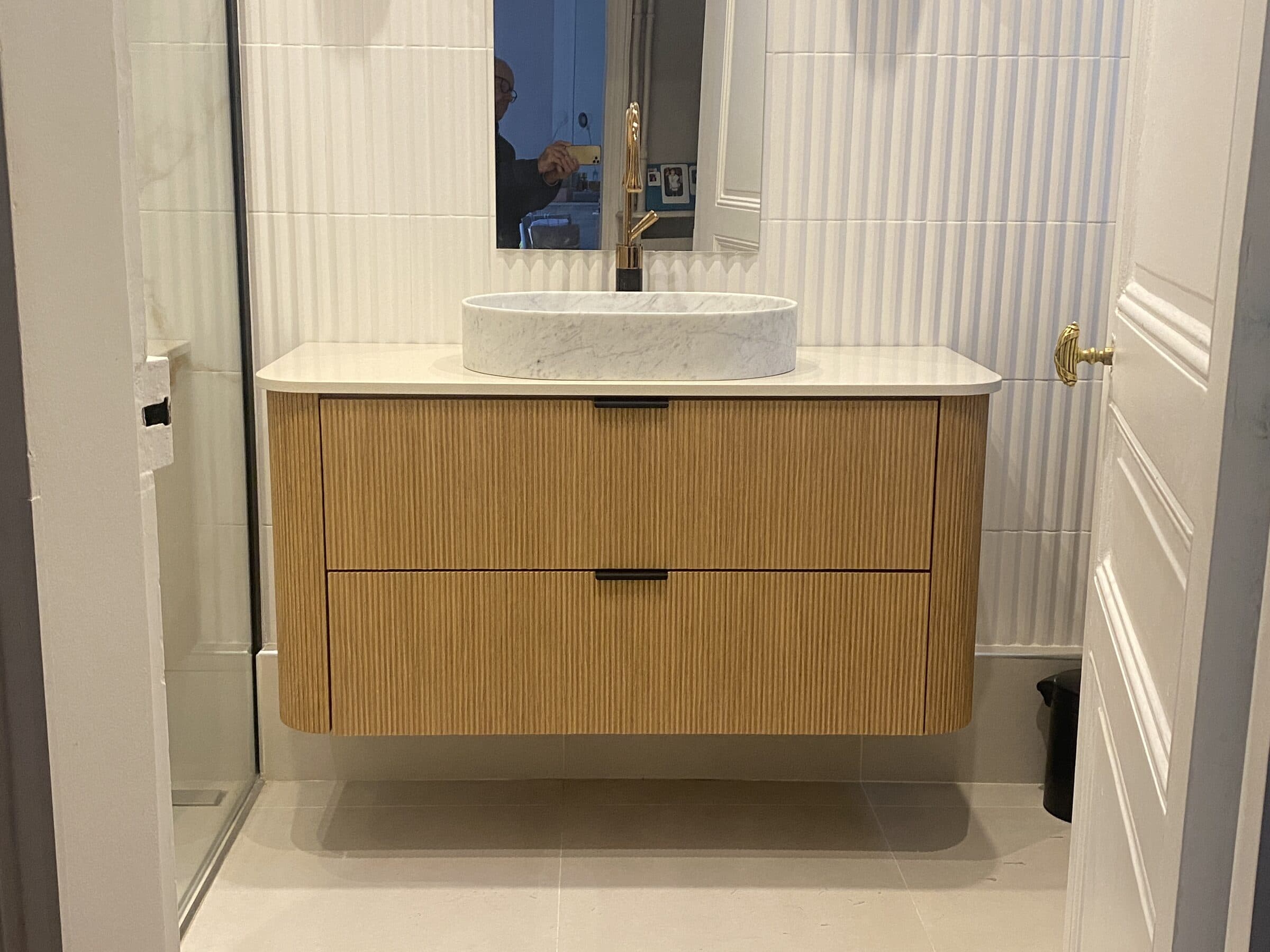 Meuble vasque en bois cannelé et plan en marbre, salle de bain sur-mesure