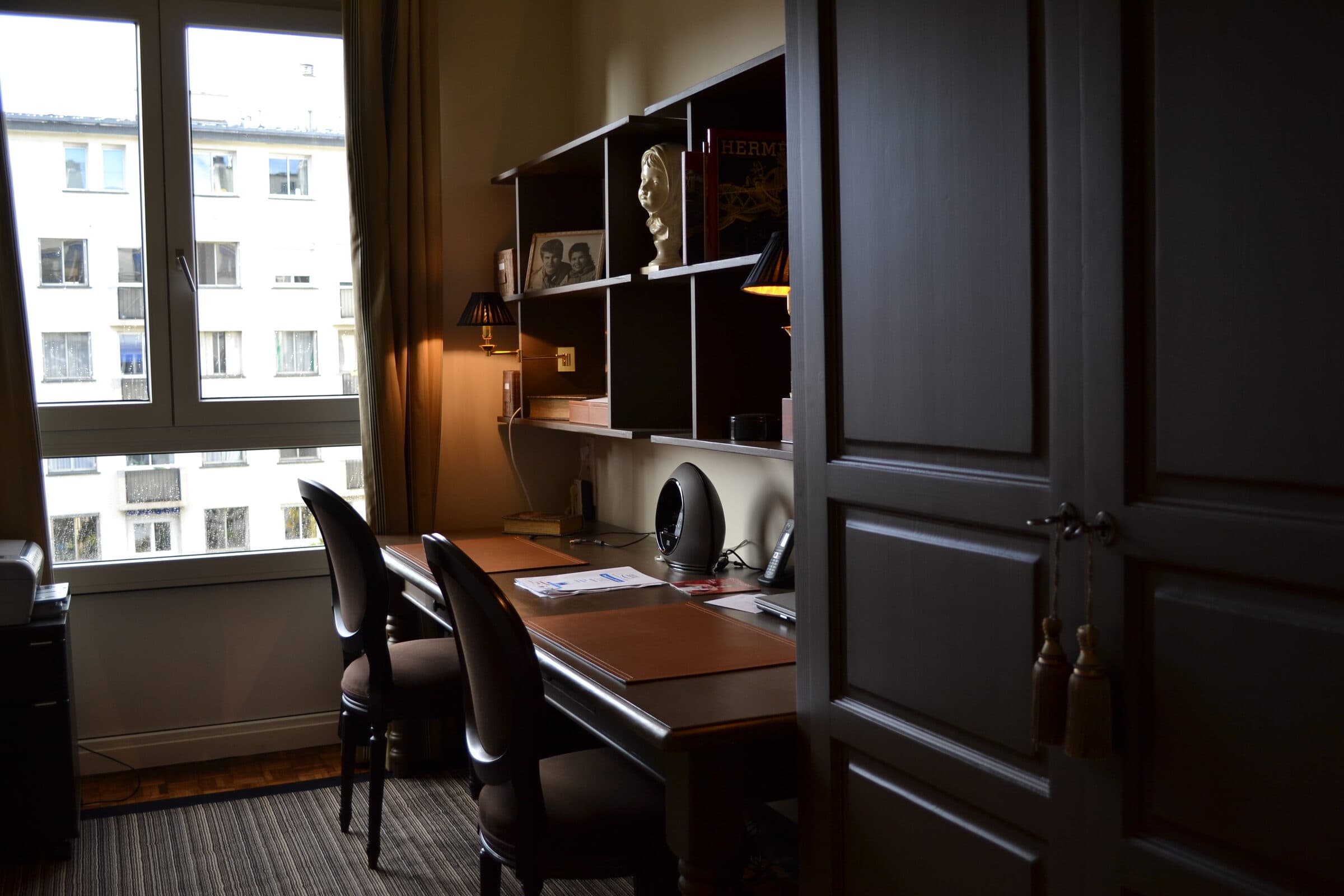 Bureau élégant avec vue dégagée, ambiance feutrée