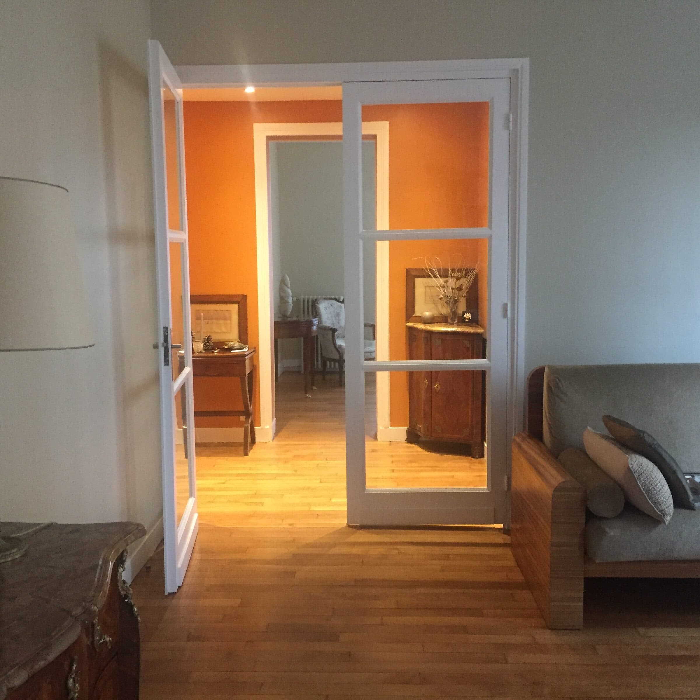 Enfilade de pièces et portes vitrées, perspective d'un appartement rénové