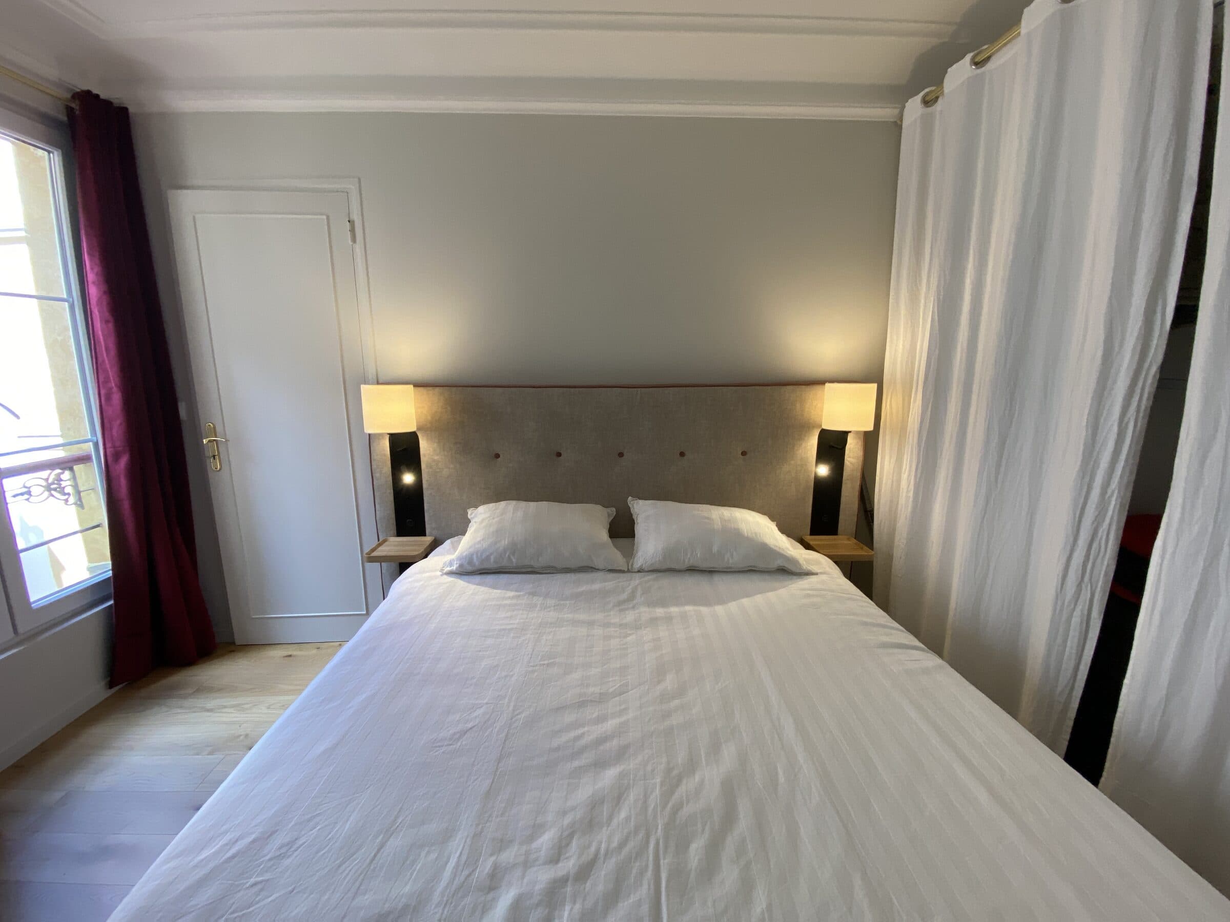 Chambre élégante aux tons clairs, tête de lit capitonnée