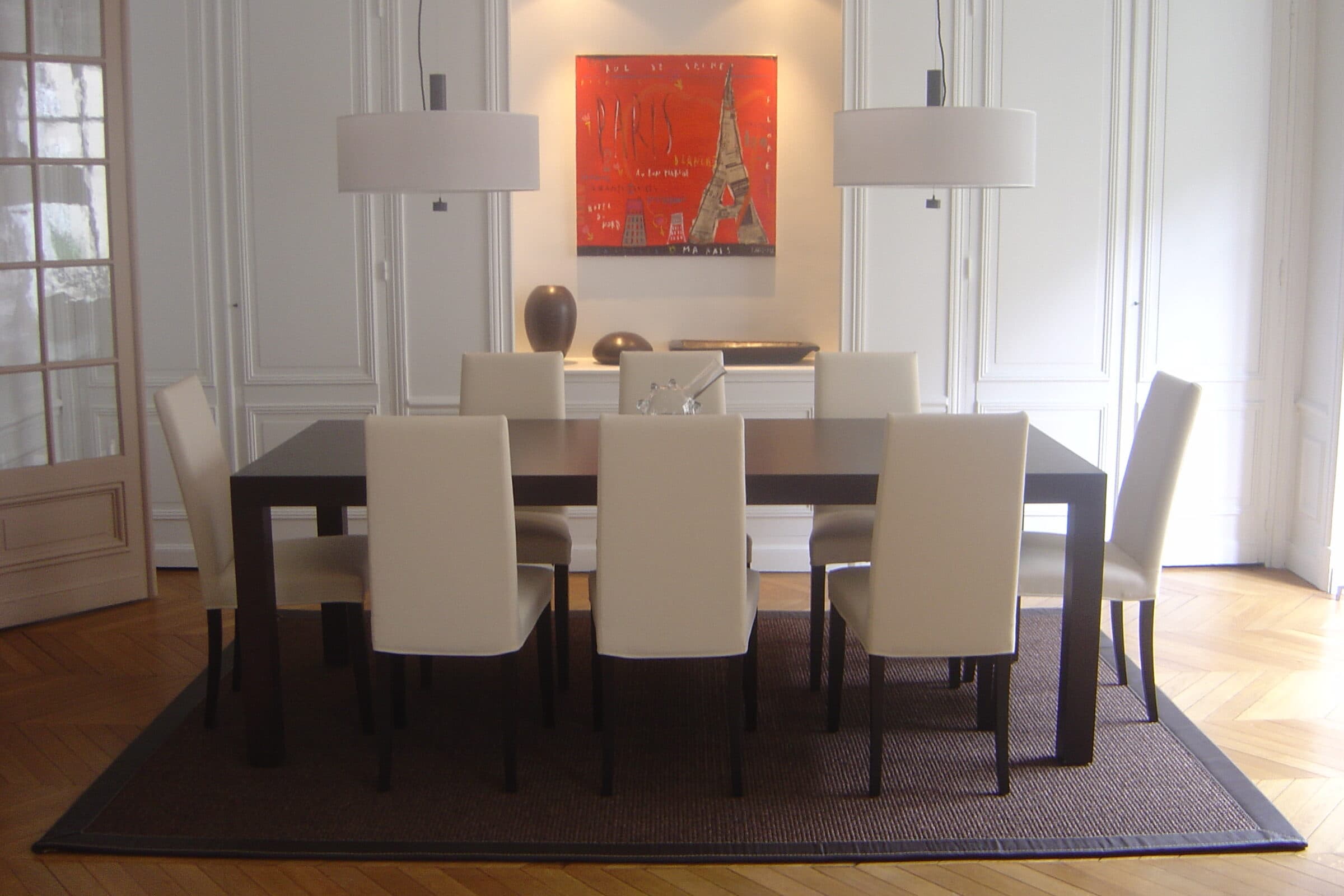 Salle à manger contemporaine avec parquet et suspensions design