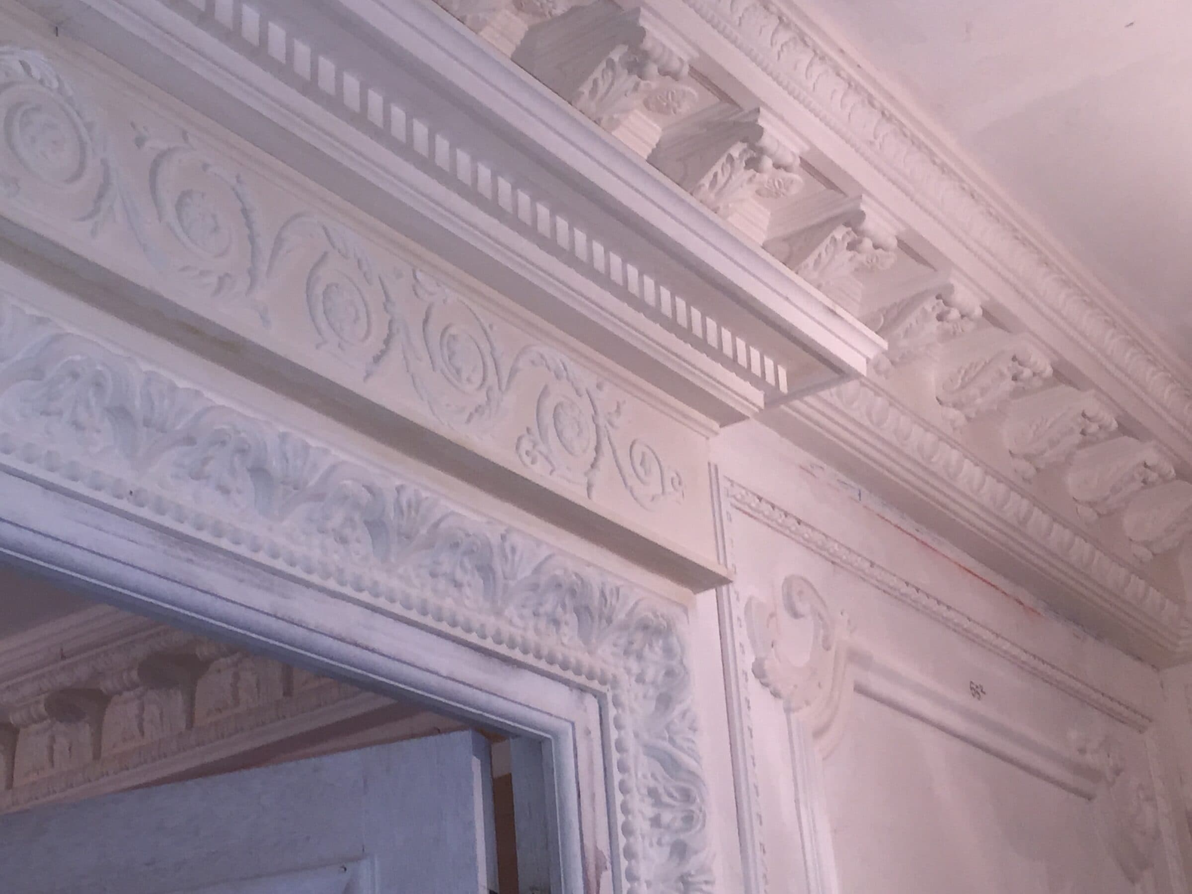 Corniches et moulures en plâtre restaurées, détail d'ornement